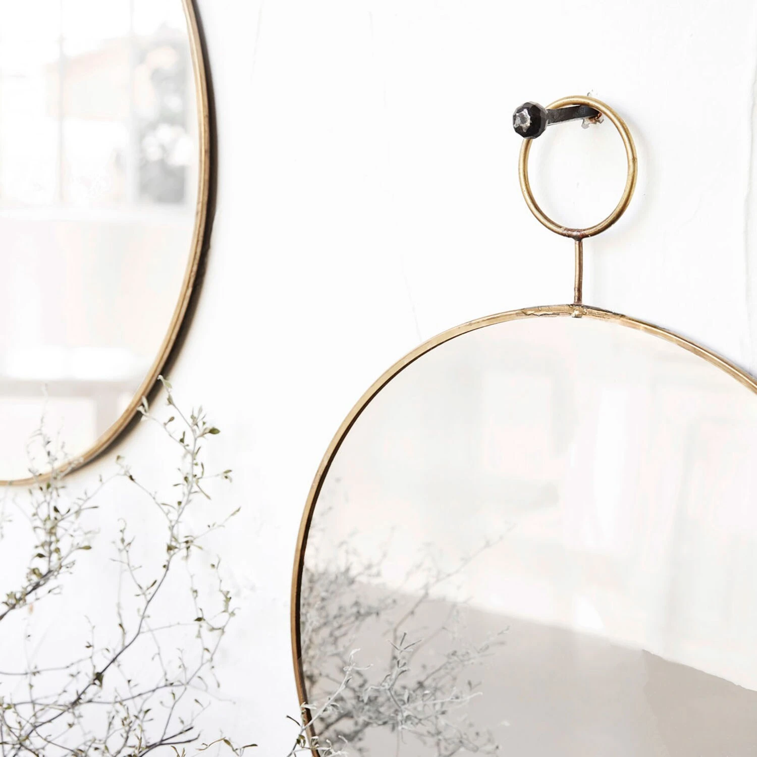 House Doctor The Loop Mirror Ø32cm, Brass 3 House Doctor The Loop Mirror Ø32cm, Brass - Afbeelding 2